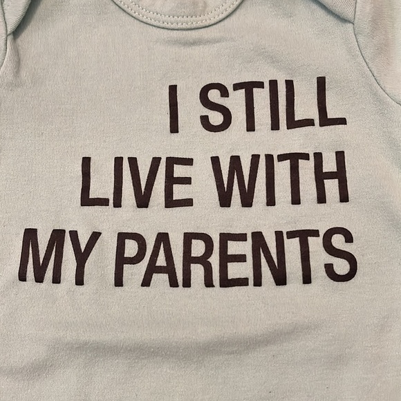 NWOT Say What? Baby Onesie I Still Live With My Parents Humor Tee Gift Sz 3-6 mo - Picture 2 of 6